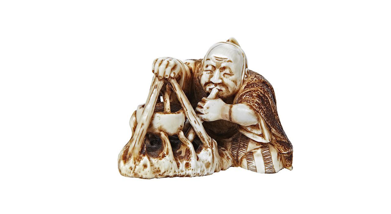 Нэцкэ  «Путник у костра»